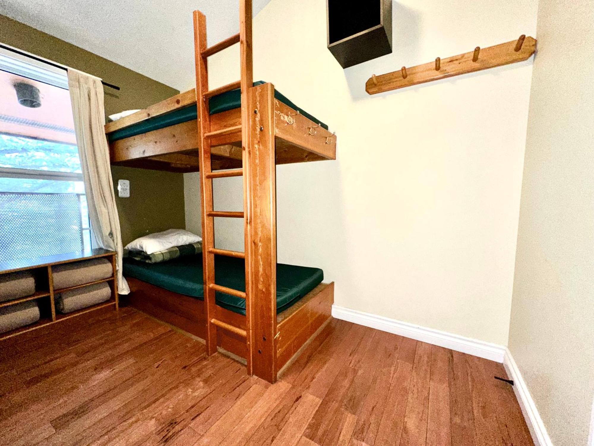 Canmore Alpine Hostel - Alpine Club Of Canada Екстер'єр фото