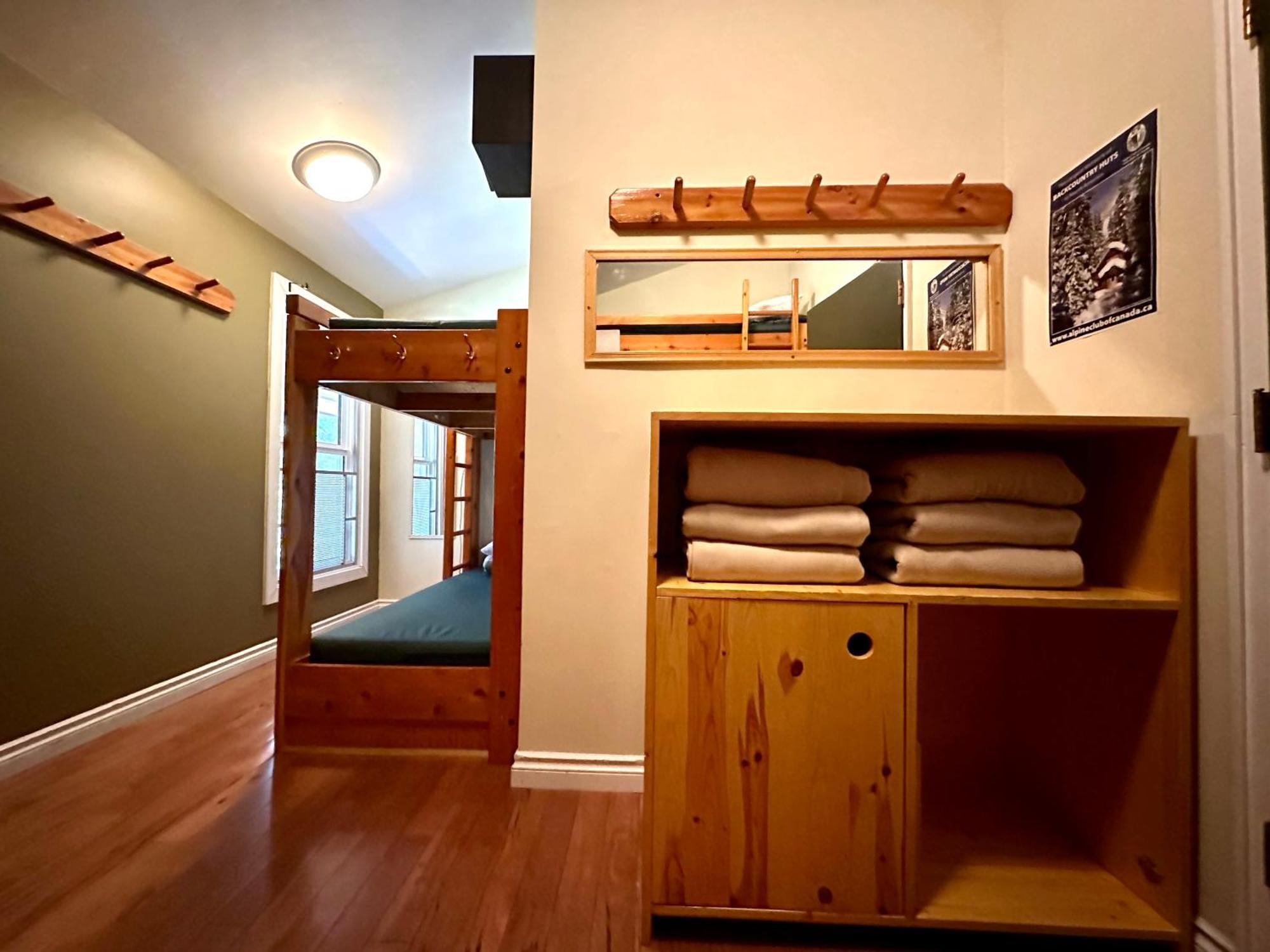 Canmore Alpine Hostel - Alpine Club Of Canada Екстер'єр фото