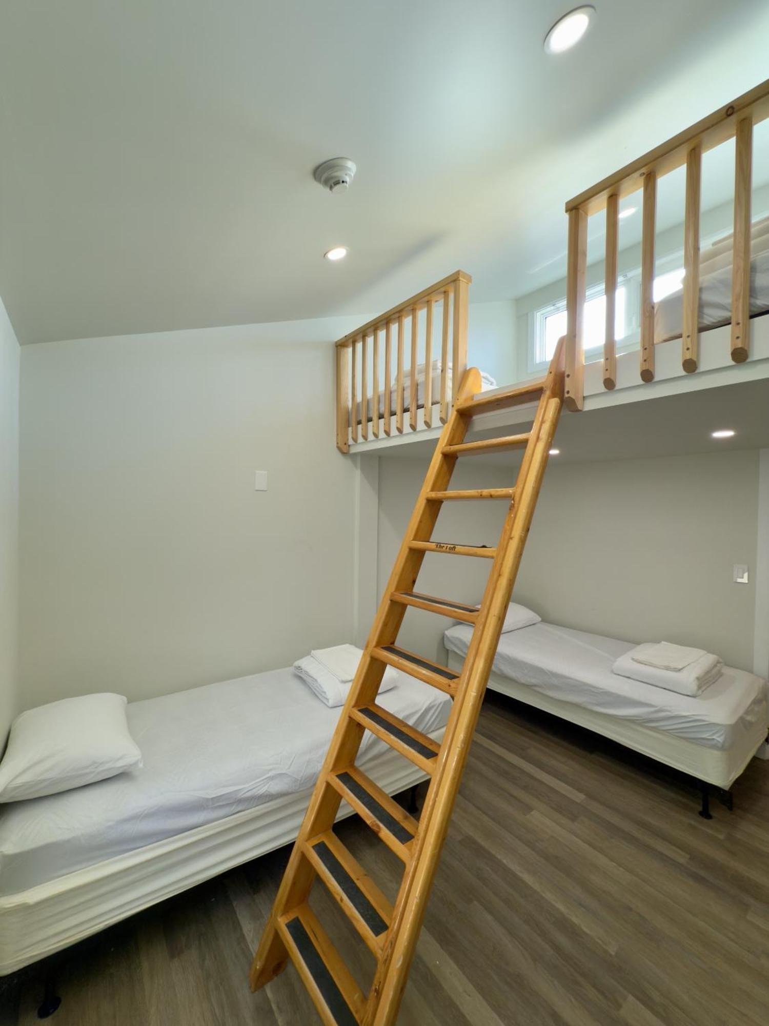 Canmore Alpine Hostel - Alpine Club Of Canada Екстер'єр фото